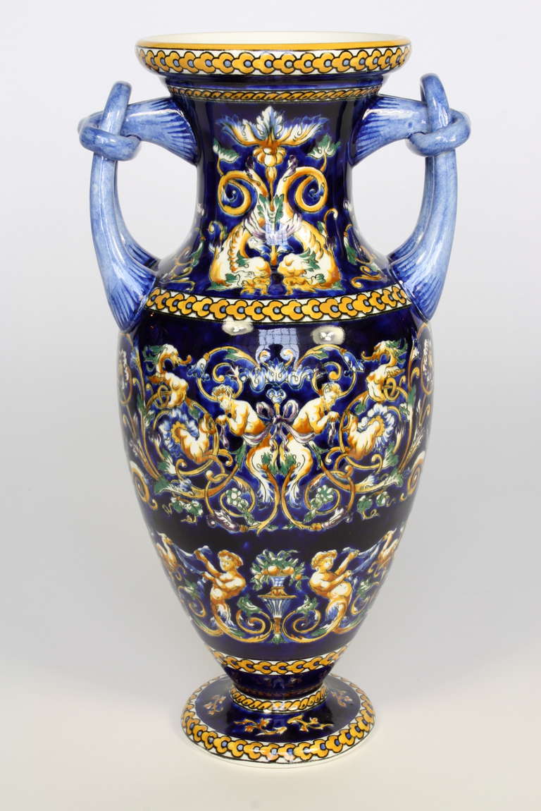 Paire de vases de style italianisant en faïence française par Gien Bon état à Pembroke, MA