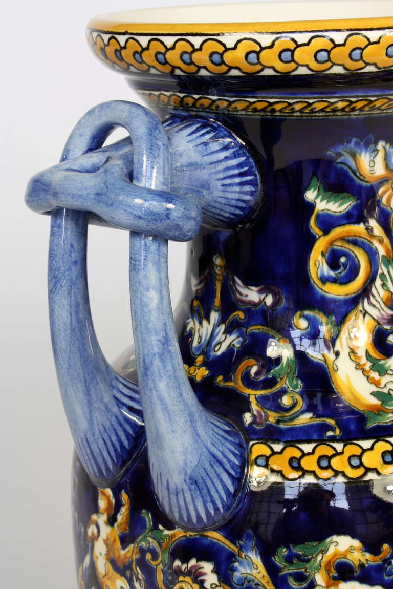20ième siècle Paire de vases de style italianisant en faïence française par Gien