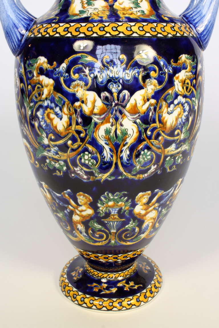 Paire de vases de style italianisant en faïence française par Gien 1