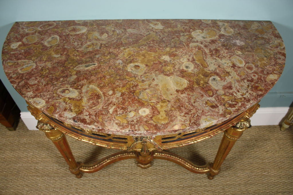 Français Table console française d'époque Louis XVI avec plateau en marbre Breccia en vente