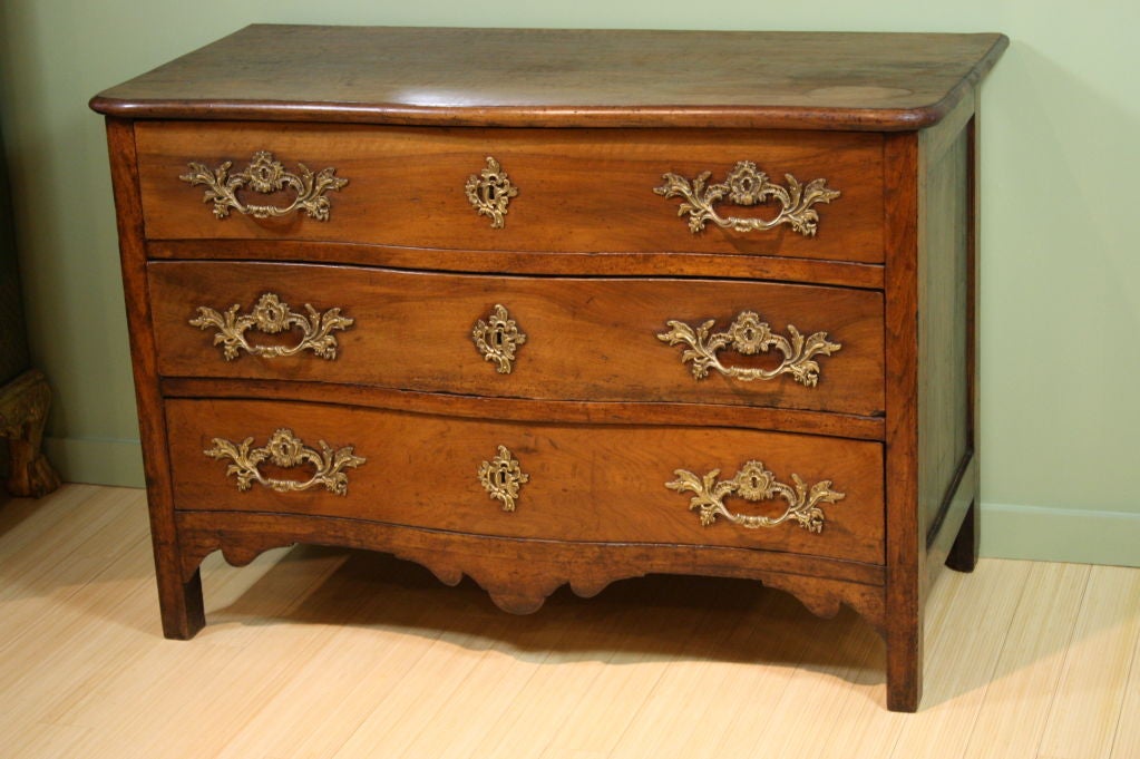 French Louis XV Period Walnut Commode In Good Condition For Sale In Pembroke, MA