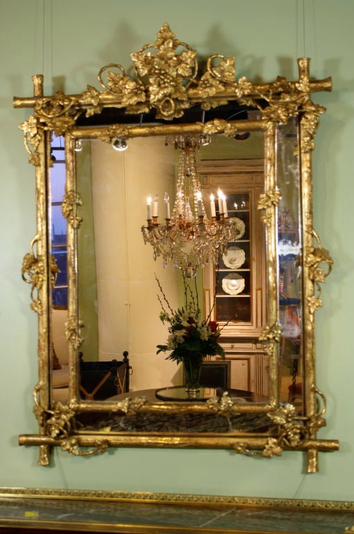 Miroir Pareclose français en bois doré en forme de vigne de raisin