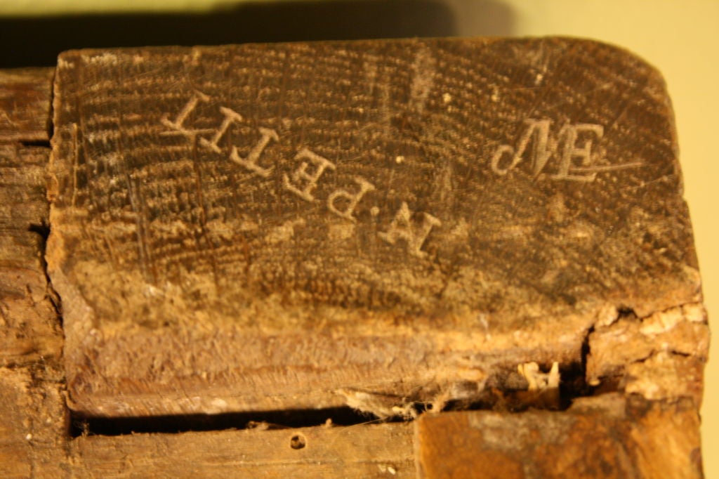 Französische Kommode aus Nussbaumholz mit Marmorplatte aus dem 18. Jahrhundert, gestempelt „N. Petit“ im Angebot 4