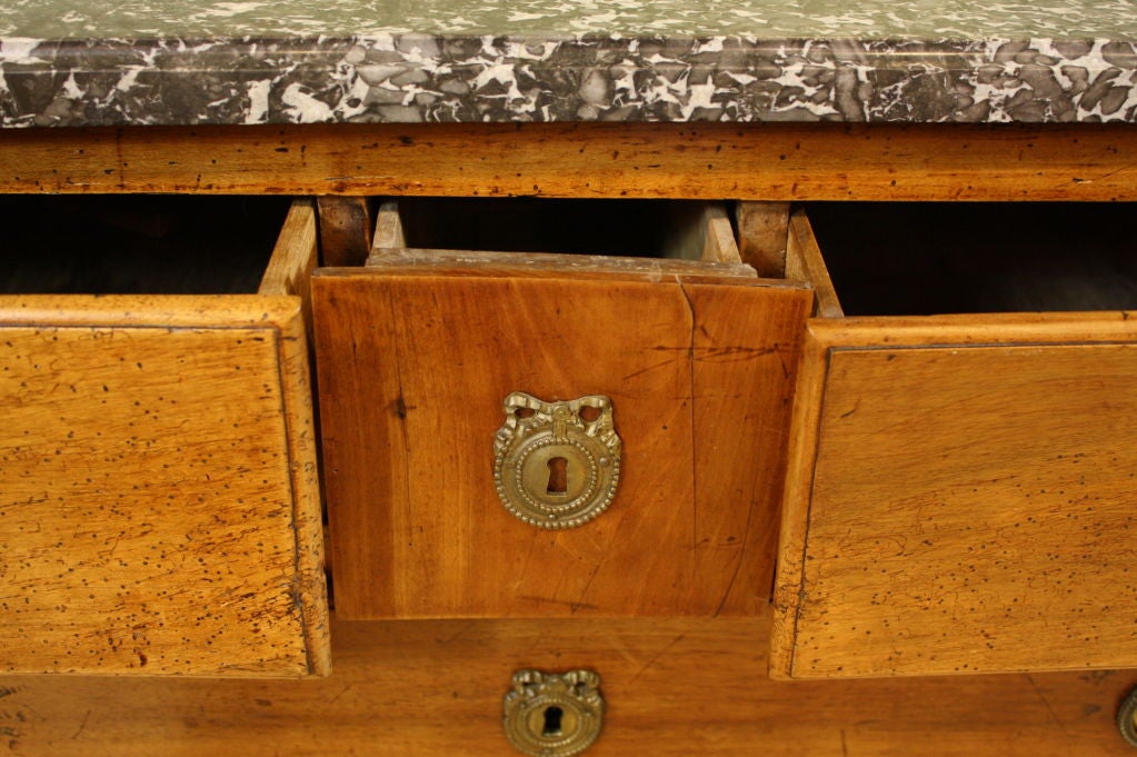 Französische Kommode aus Nussbaumholz mit Marmorplatte aus dem 18. Jahrhundert, gestempelt „N. Petit“ im Angebot 1