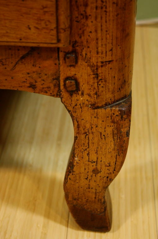 Französische Kommode aus Nussbaumholz mit Marmorplatte aus dem 18. Jahrhundert, gestempelt „N. Petit“ im Angebot 3