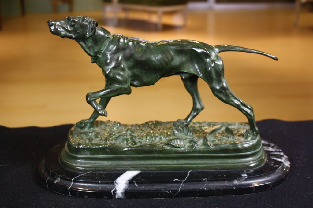 Sculpture française en bronze patiné représentant un chien de chasse à l'affût, montée sur un socle en marbre noir, et signée 