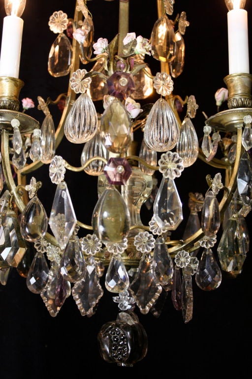 Kronleuchter aus Bronze und Kristall mit Porzellanblumen aus Porzellan im Zustand „Gut“ im Angebot in Pembroke, MA