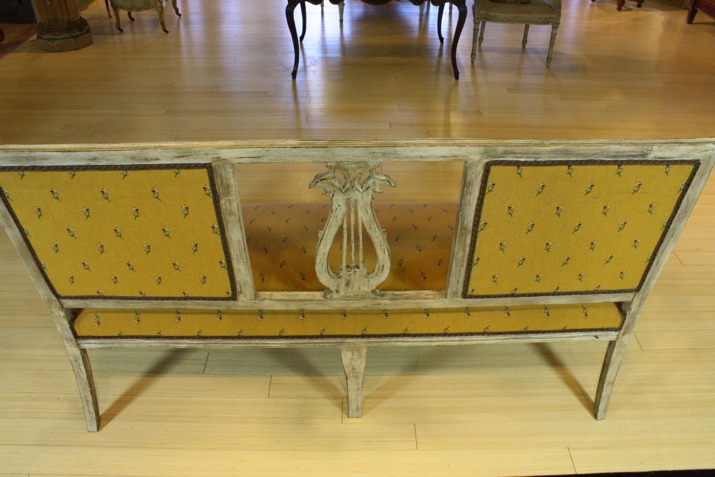 Settee suédoise peinte avec dos en forme de lyre en vente 1
