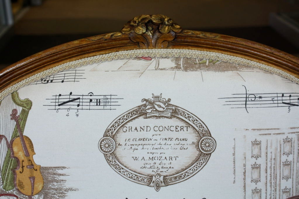 Pareja de Fauteuils Franceses Estilo Luis XV con Toile Temático Mozart y Música en venta 2