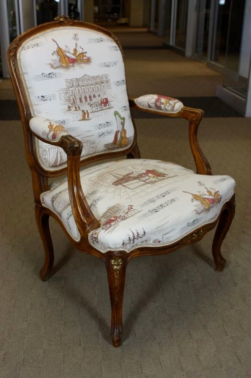 Pareja de Fauteuils Franceses Estilo Luis XV con Toile Temático Mozart y Música Francés en venta