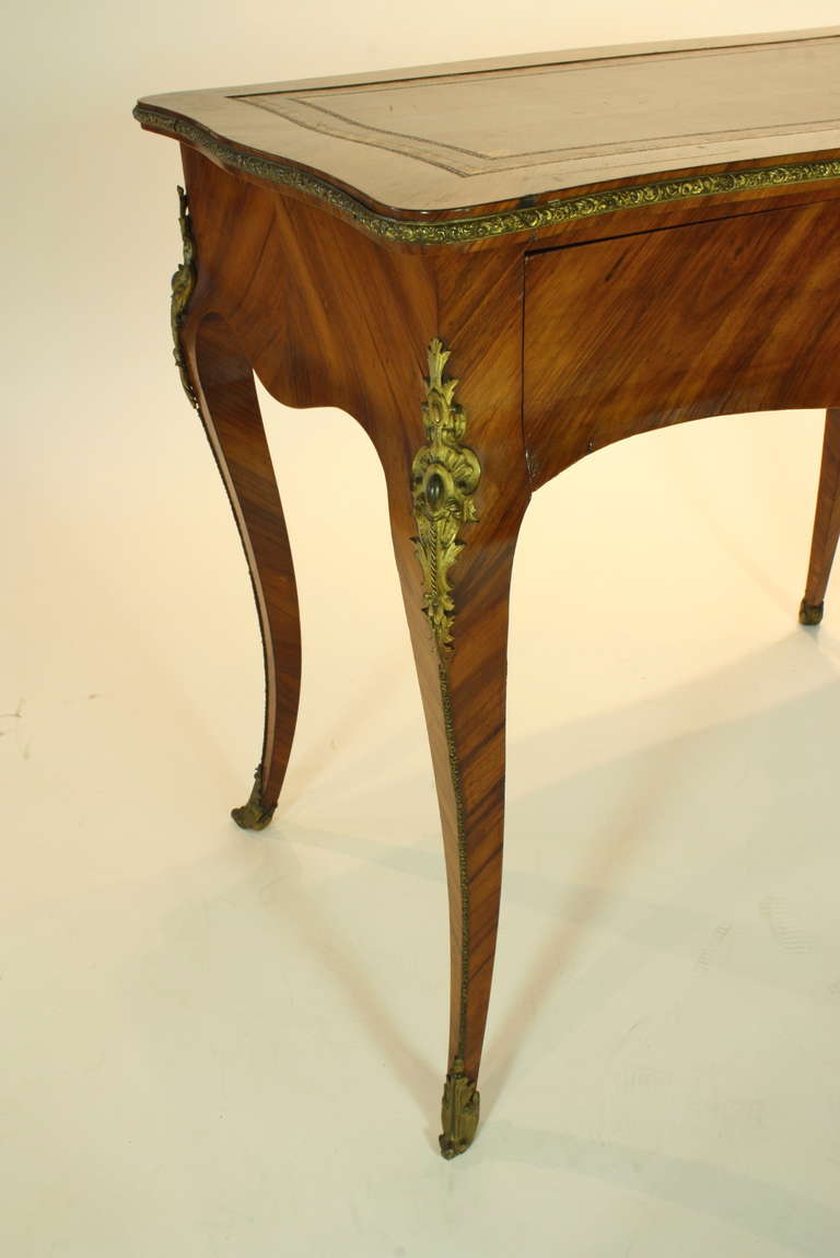 Schreibtisch für Damen im Louis-XV-Stil (Bronze) im Angebot