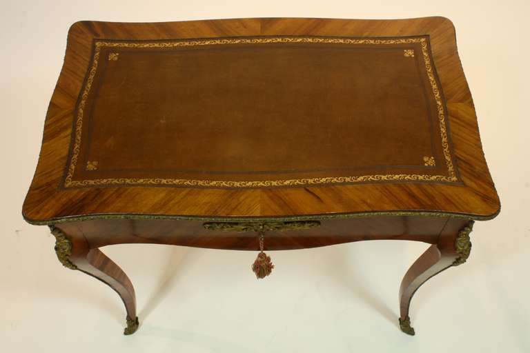 Schreibtisch für Damen im Louis-XV-Stil im Zustand „Gut“ im Angebot in Pembroke, MA