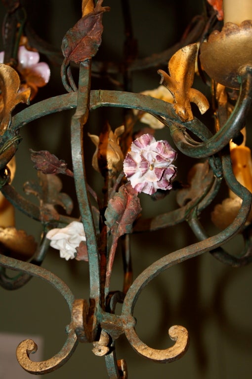 Laterne aus Eisen und Blattgold mit Porzellanblumen im Angebot 3