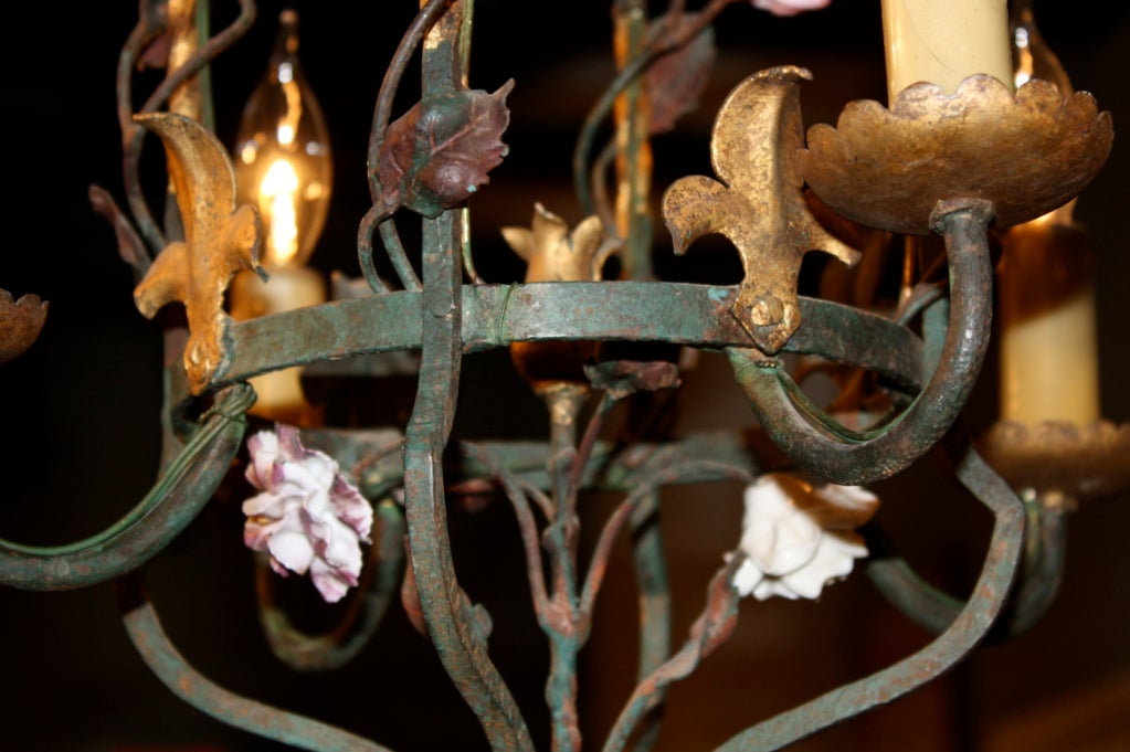 Laterne aus Eisen und Blattgold mit Porzellanblumen im Zustand „Gut“ im Angebot in Pembroke, MA