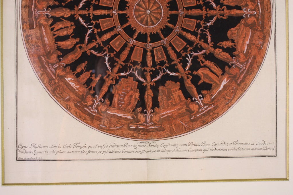 Un gran grabado italiano, muy bien enmarcado, coloreado a mano en tonos terracota y negro (siglo XVII, con mate y marco más recientes), obra de Pietro Bartoli. El grabado representa el techo de mosaico de la iglesia de Santa Costanza, a las afueras