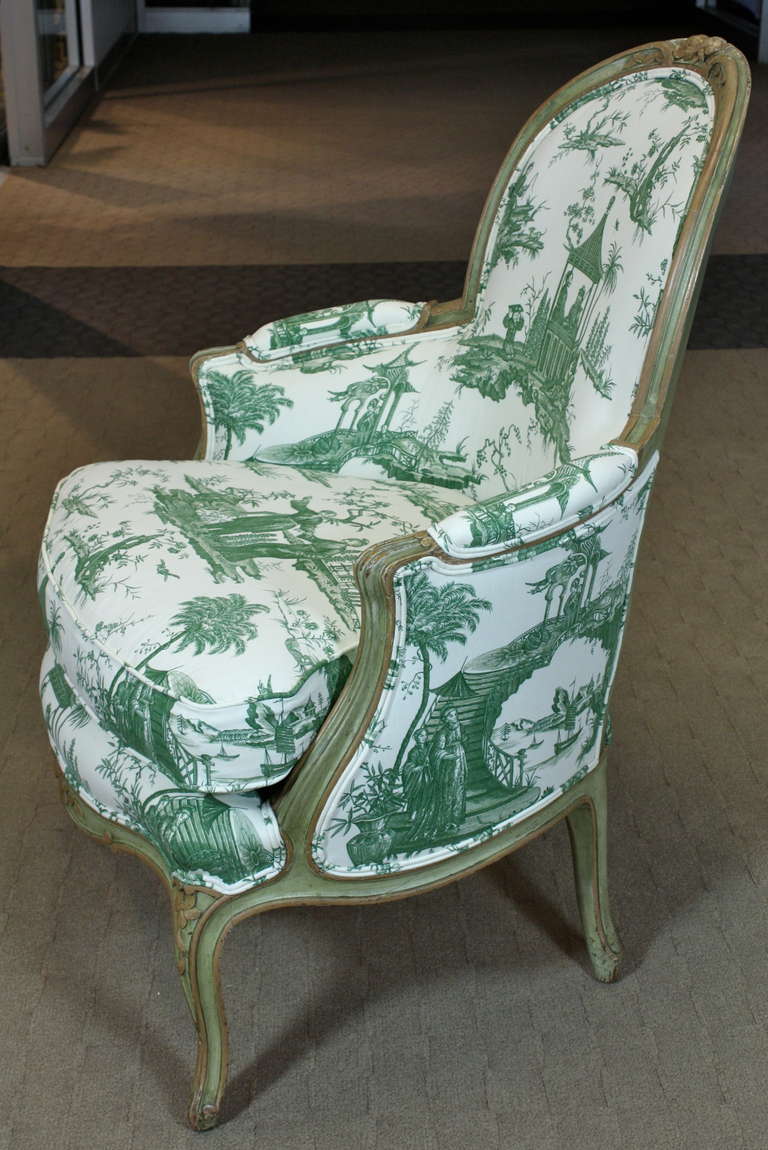 French Louis XV Period Bergere in Chinoiserie Toile For Sale