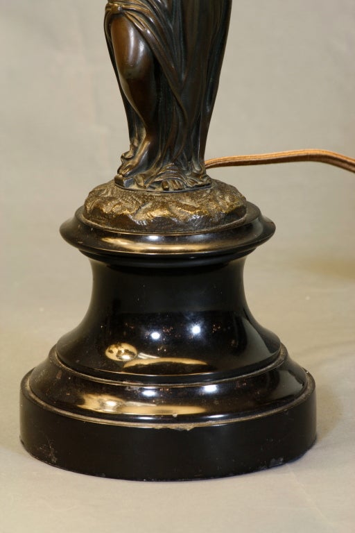 Pareja de Lámparas Cariátides Francesas de Ormolu y Bronce Patinado en venta 3