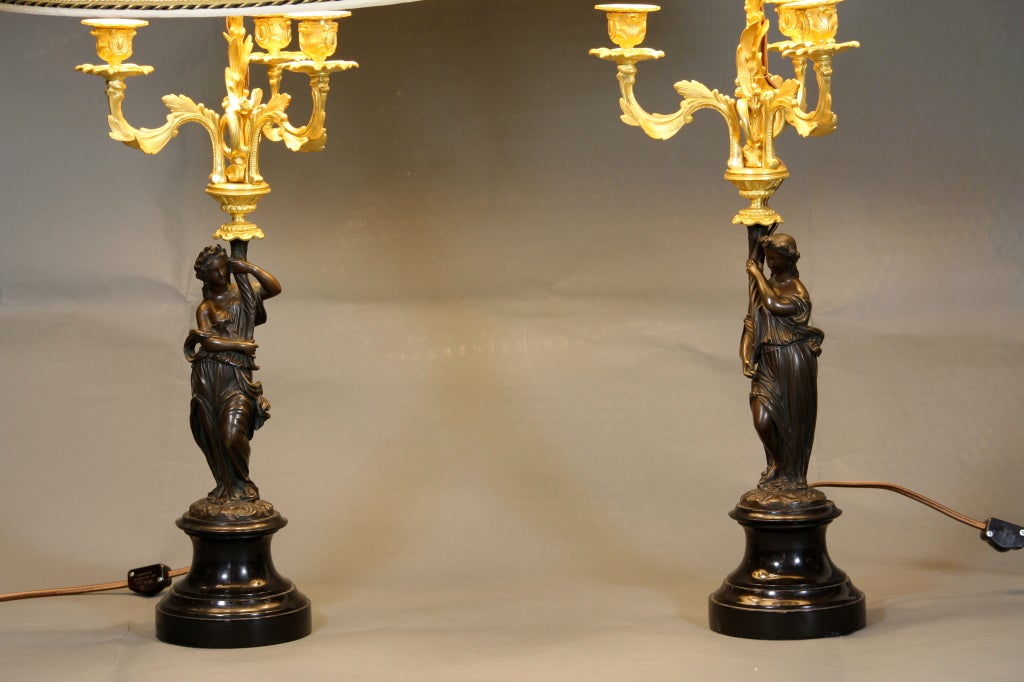 Pareja de Lámparas Cariátides Francesas de Ormolu y Bronce Patinado Luis XVI en venta