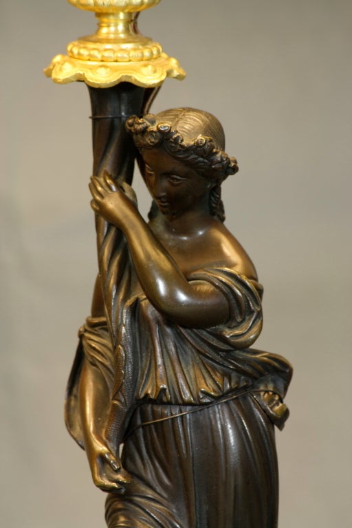 Pareja de Lámparas Cariátides Francesas de Ormolu y Bronce Patinado siglo XIX en venta