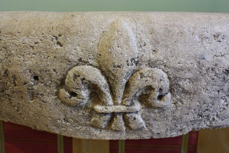 French Stone Sink with Fleur de Lis In Good Condition In Pembroke, MA