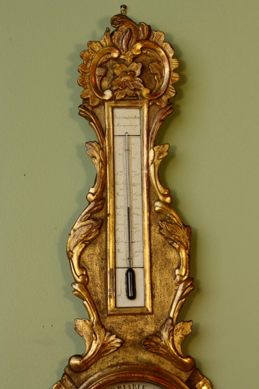 XVIIIe siècle et antérieur Baromètre doré d'époque Louis XV avec thermomètre en vente