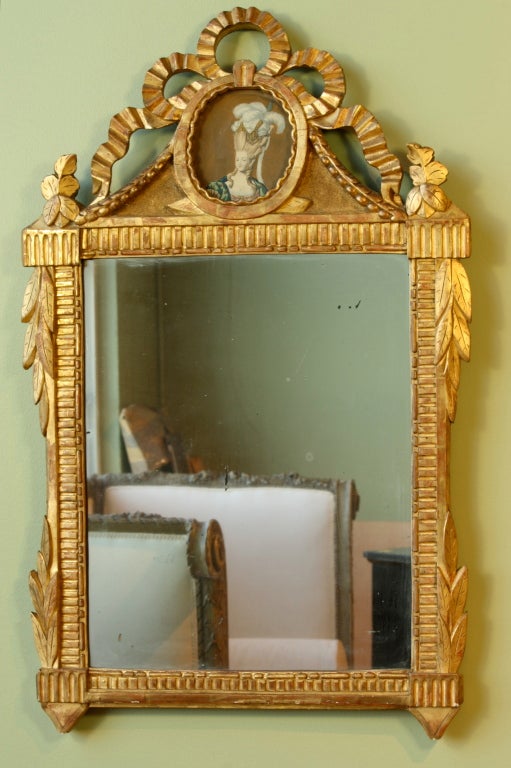 Francese Specchio in legno dorato di epoca Luigi XVI con Marie Antoinette in vendita