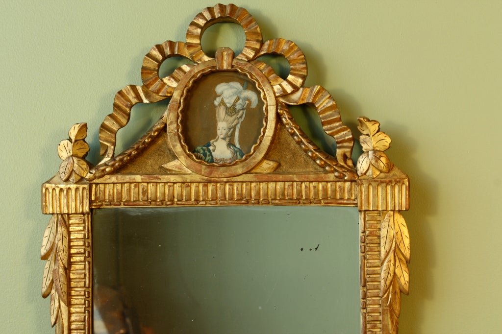 Louis XVI Periode Giltwood Spiegel mit Marie Antoinette (Französisch) im Angebot