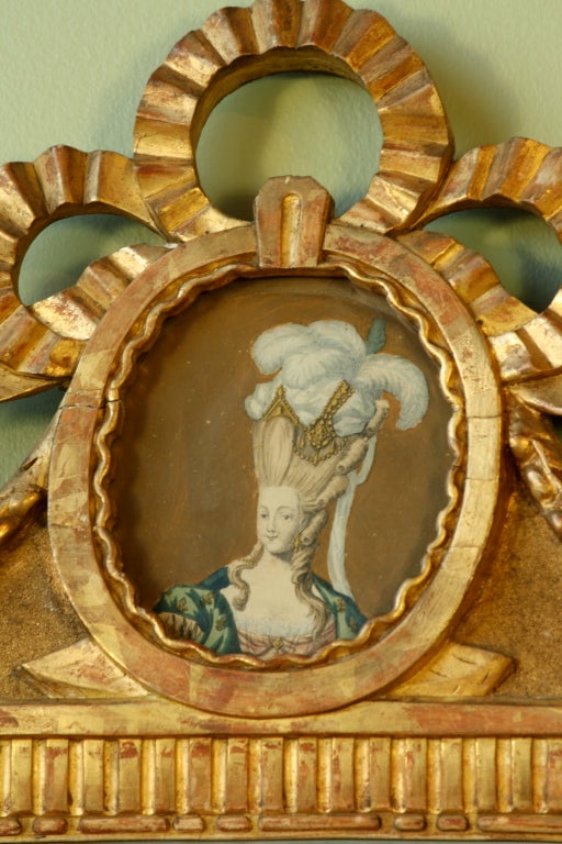 Louis XVI Periode Giltwood Spiegel mit Marie Antoinette (Vergoldet) im Angebot