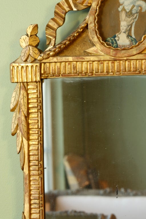 Miroir d'époque Louis XVI en bois doré avec Marie-Antoinette Bon état - En vente à Pembroke, MA