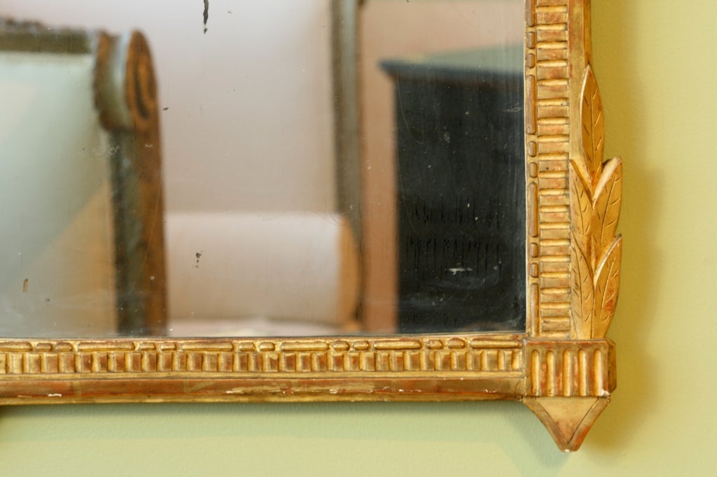 Verre mercuré Miroir d'époque Louis XVI en bois doré avec Marie-Antoinette en vente
