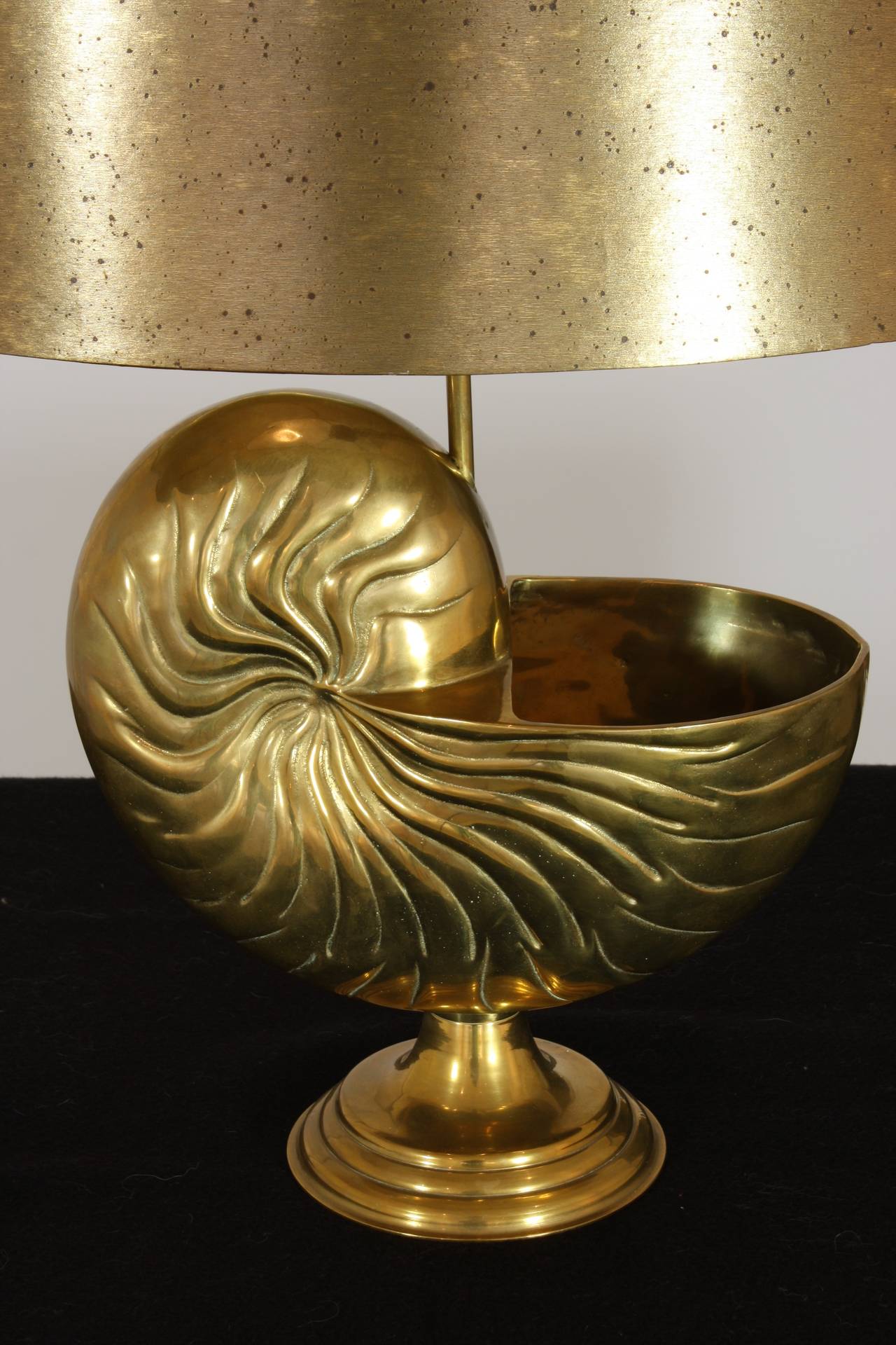 Französische Nautilus-Muschellampe aus Bronze im Stil von Maison Charles (Moderne der Mitte des Jahrhunderts) im Angebot