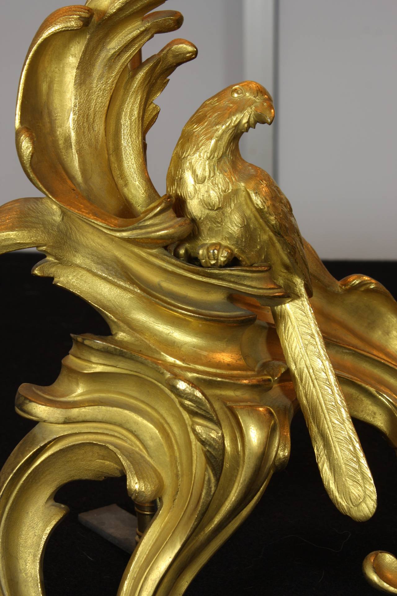Paar französische Papageien-Chenet-Lampen aus vergoldeter Bronze im Louis-XV-Stil (Vergoldet) im Angebot