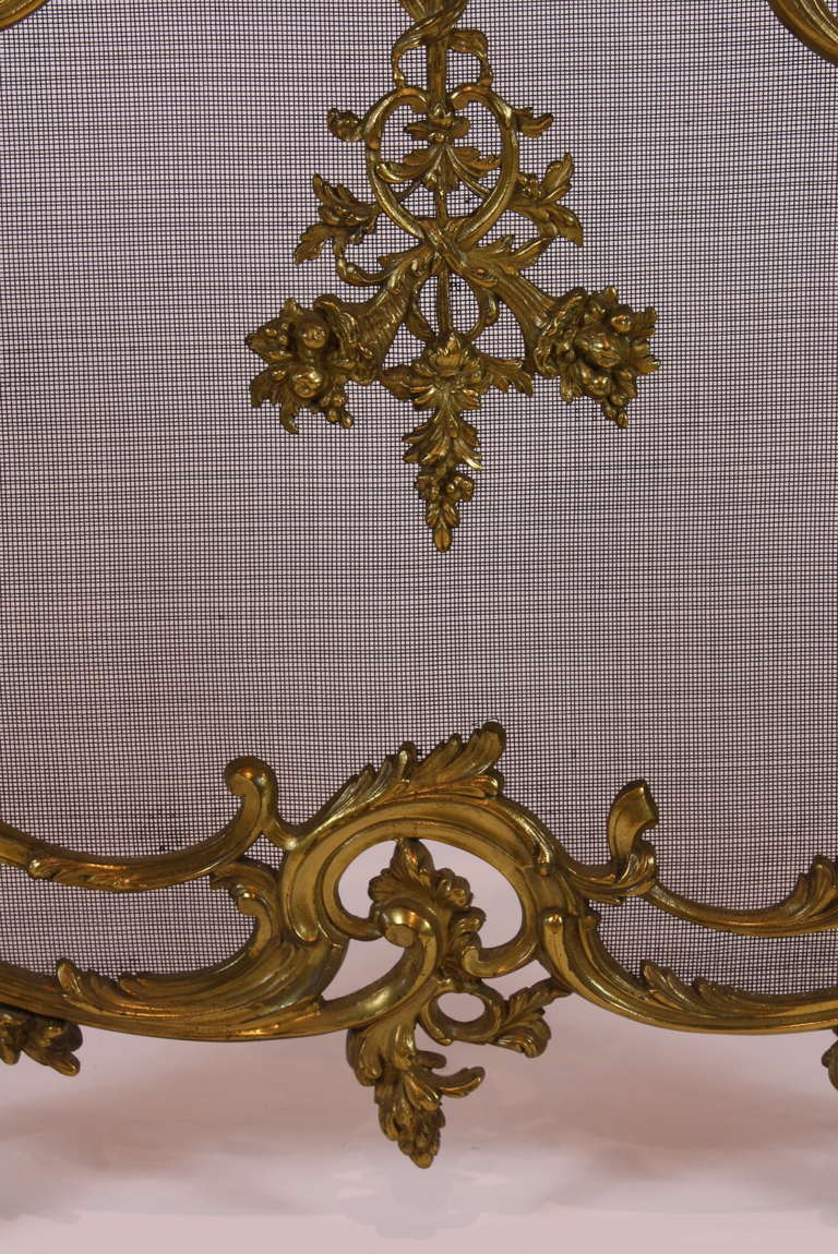 XIXe siècle Pare-étincelles en bronze doré de style Louis XV
