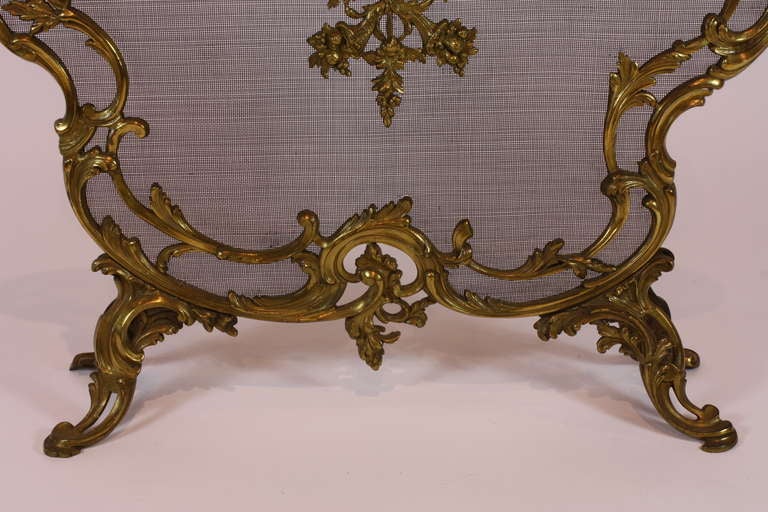 Bronze doré Pare-étincelles en bronze doré de style Louis XV