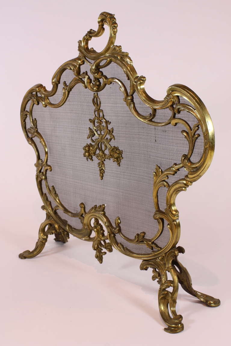 Français Pare-étincelles en bronze doré de style Louis XV