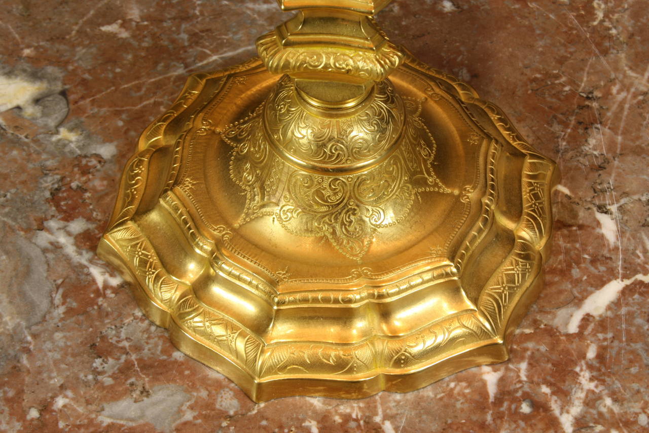 Paire de lampes bougeoirs françaises en bronze doré Bon état - En vente à Pembroke, MA
