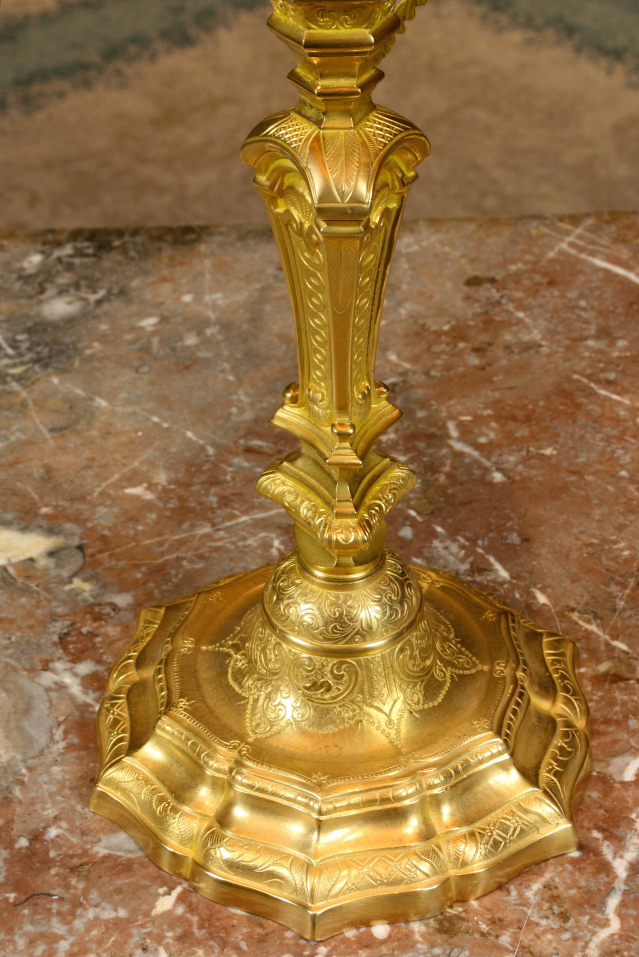 Milieu du XIXe siècle Paire de lampes bougeoirs françaises en bronze doré en vente
