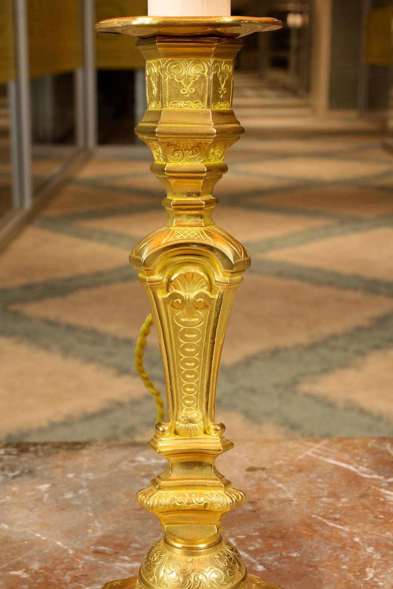 Paire de lampes bougeoirs françaises en bronze doré en vente 1