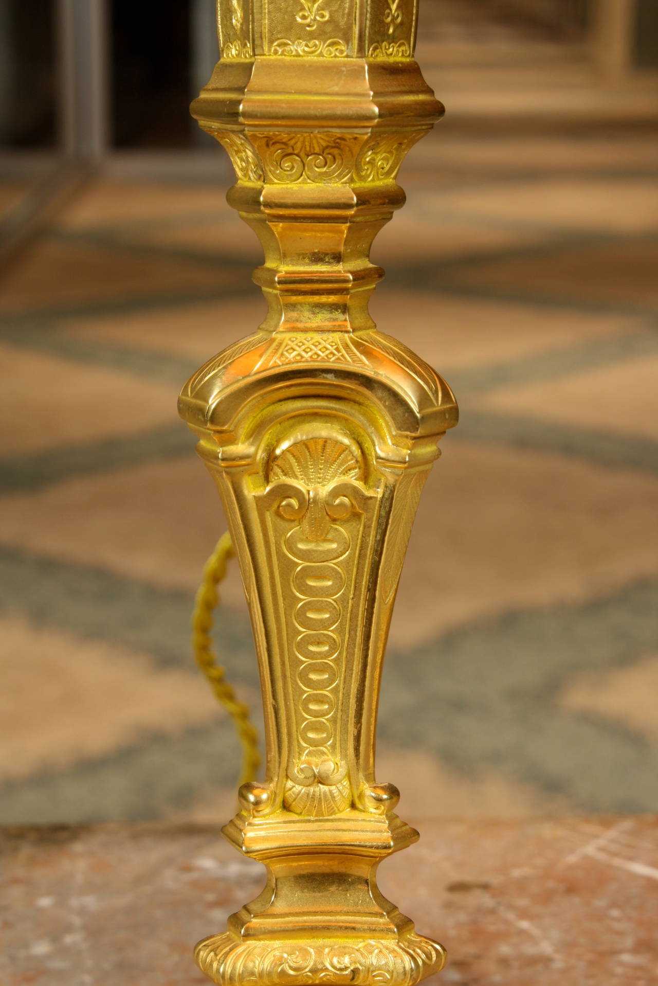 Paire de lampes bougeoirs françaises en bronze doré en vente 2