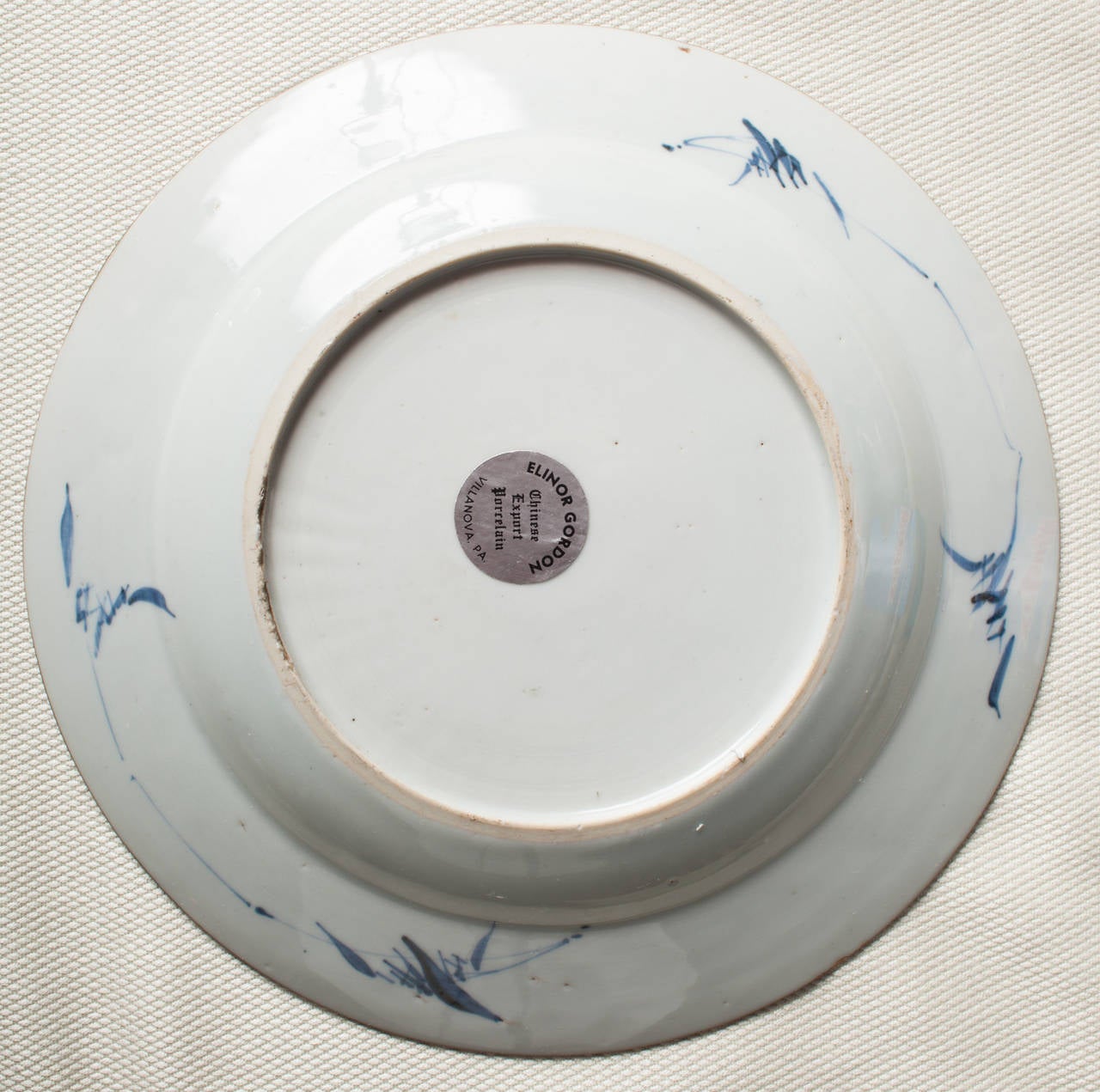 Chinese export porcelain plate in the Chinese Imari style of decoration. The plate is hand-painted in an underglaze blue and overpainted in iron red. The diameter is 9