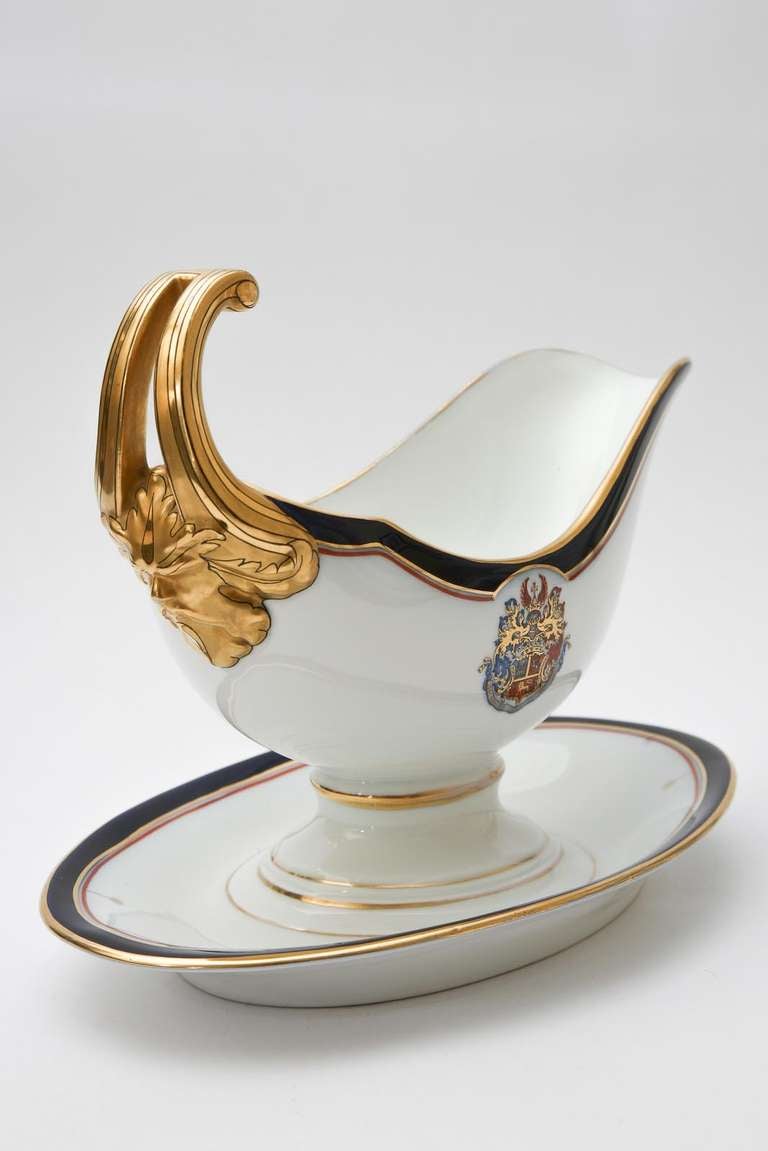 Service de table autrichien en porcelaine armoriée à grande pièce