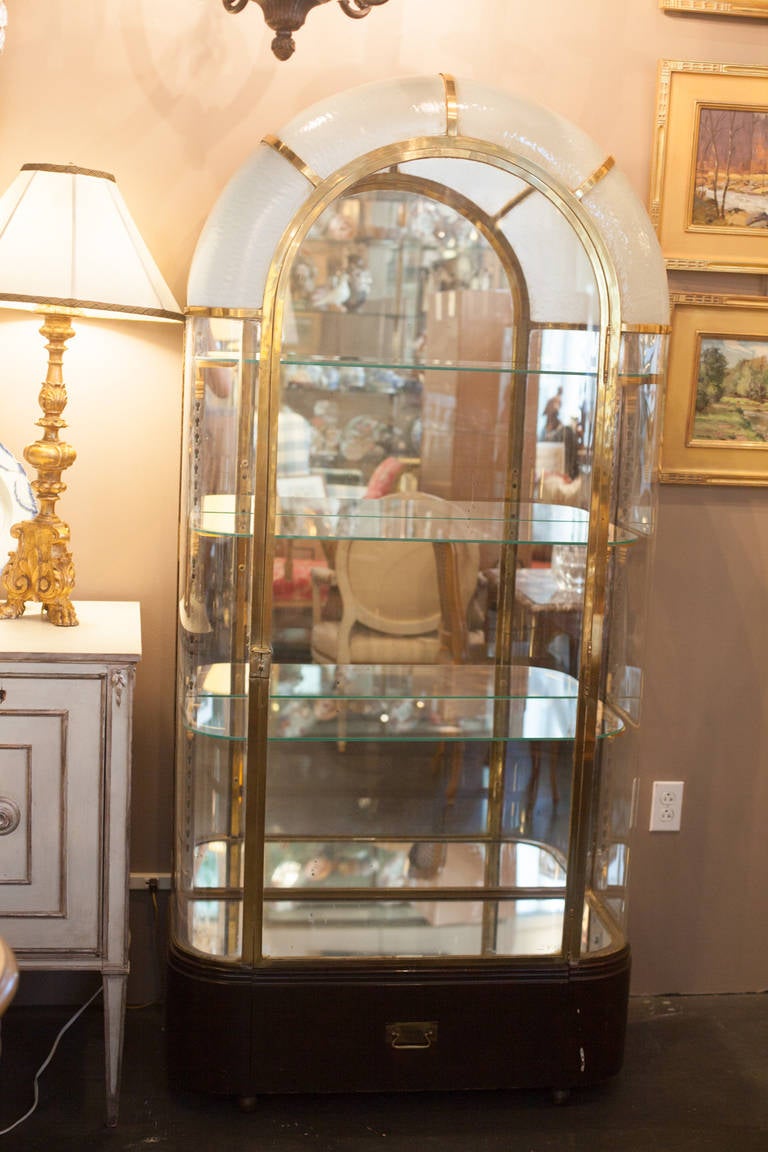 Les vitrines Delarue-Picard ont été placées dans des palais:: des hôtels de luxe et des paquebots au début du XXe siècle. Ils ont décoré les lobbies et les halls avec des articles de luxe:: tels que des bijoux et des objets d'art. Cette mallette est