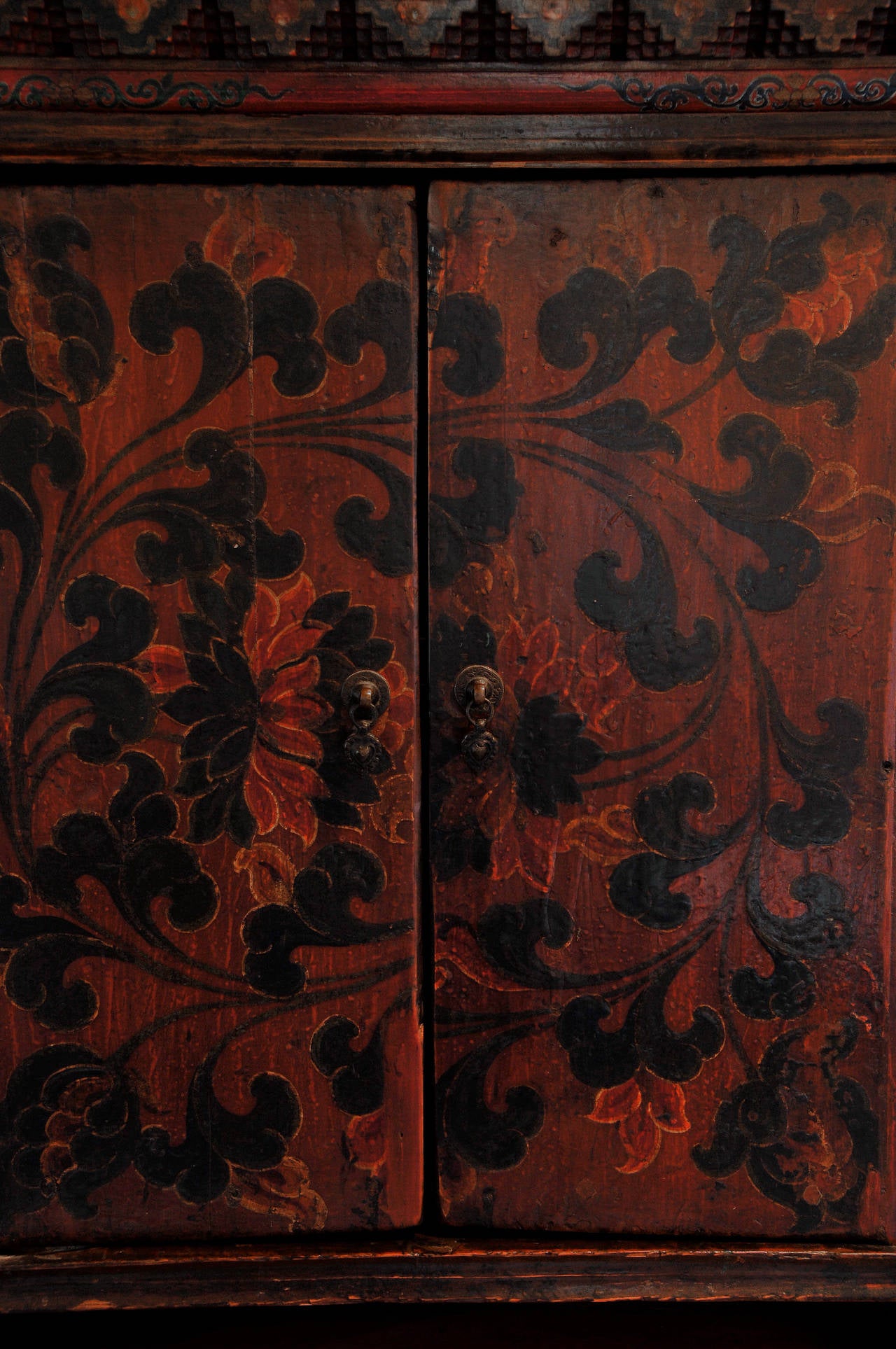 Antique Tibetan  Cabinet im Zustand „Hervorragend“ in Georges Mills, NH