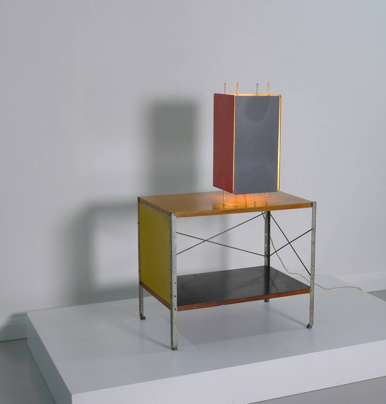 Robert Gage for the Heifetz Lighting Company, circa 1951, desk light model T-6-G. Masonite panels in unusual red and grey combination. Enamelled steel frame.