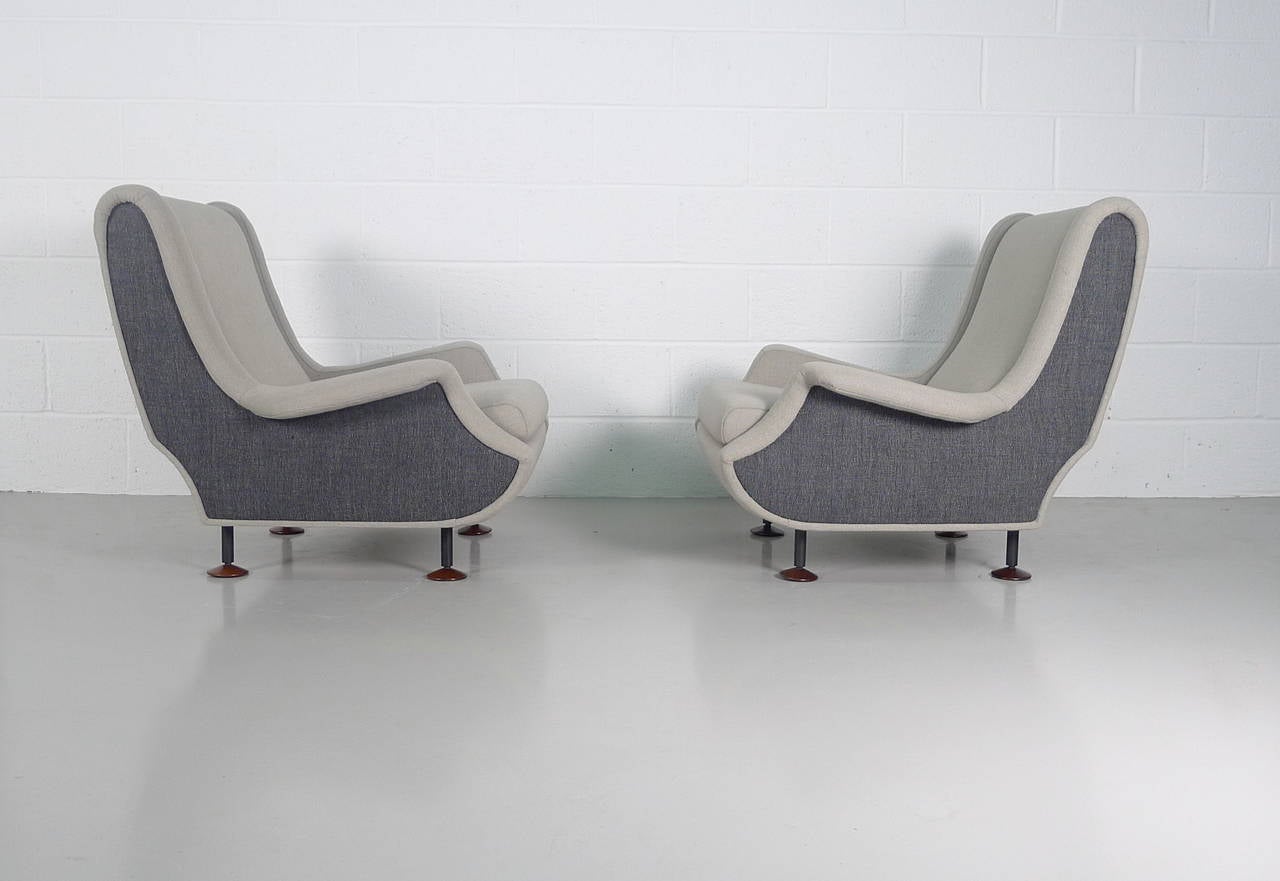 Marco Zanuso for Arflex, Italy, 1960. Pair of Regent armchairs newly reupholstered in high quality light grey wool with contrasting darker grey to the side panels. Metal framework and circular wood feet which look to be in a beautiful palisander.