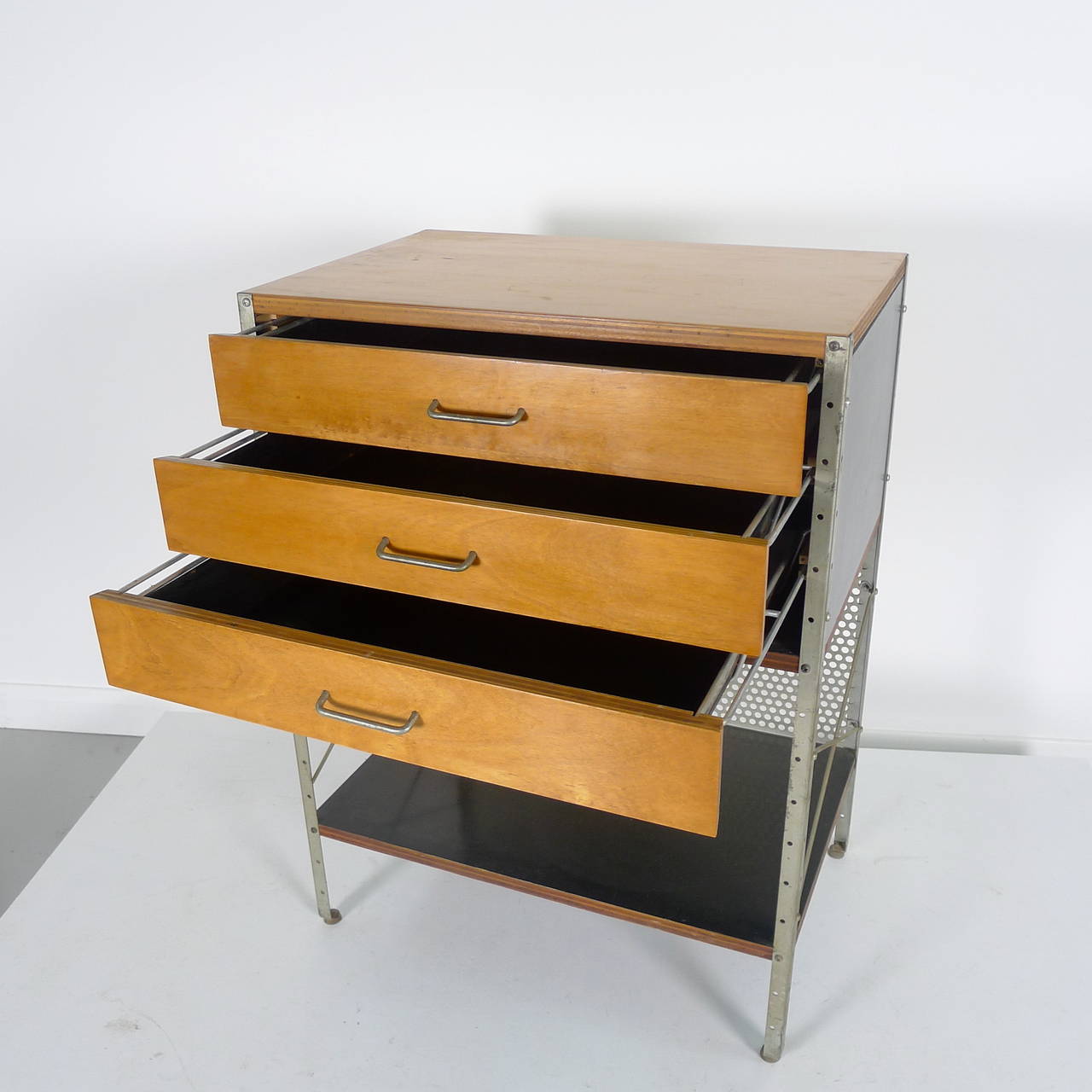 Eames for Herman Miller ESU 270-C Cabinet In Good Condition In Wargrave, Berkshire