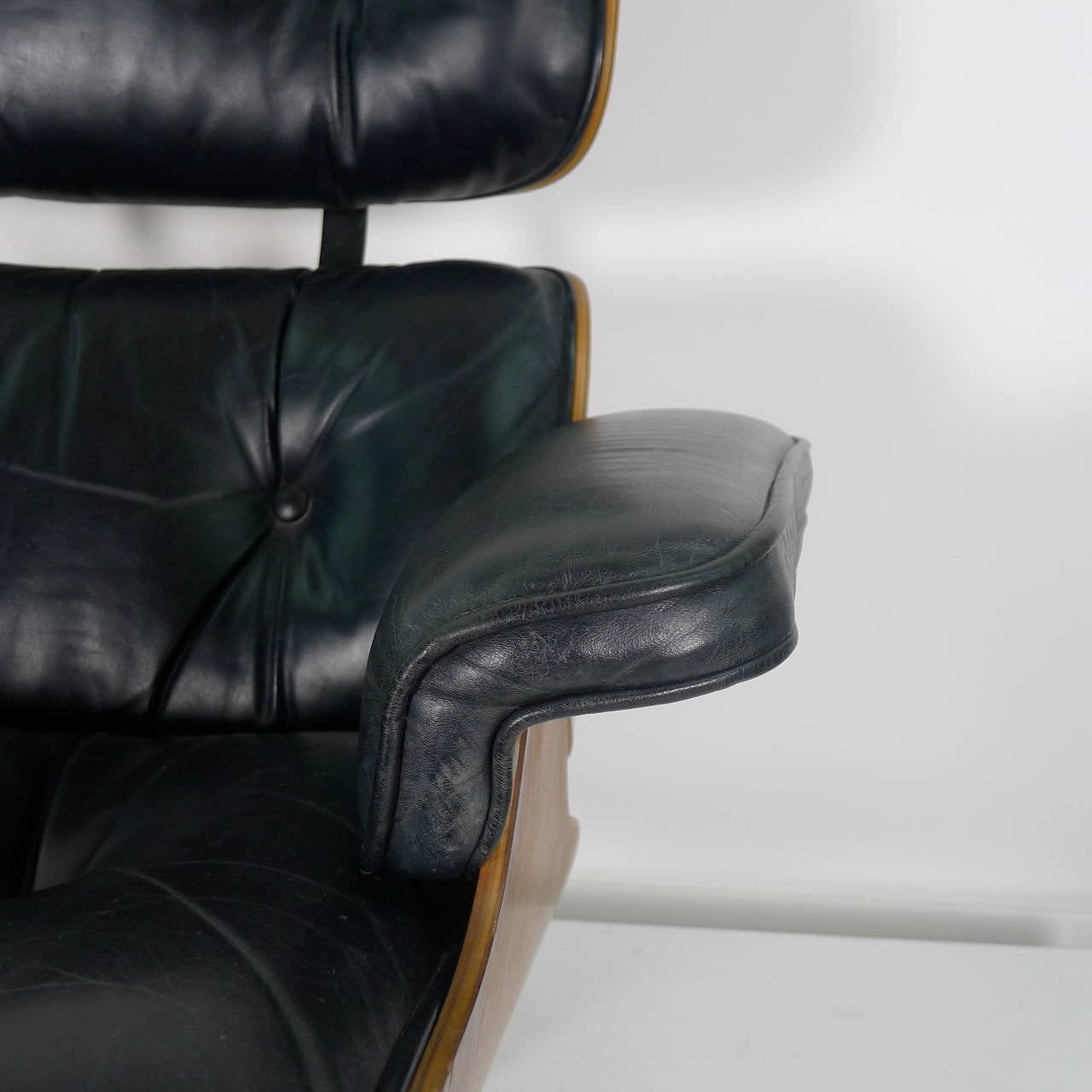 Chair and Ottoman by Charles and Ray Eames, 670/671 In Good Condition In Wargrave, Berkshire