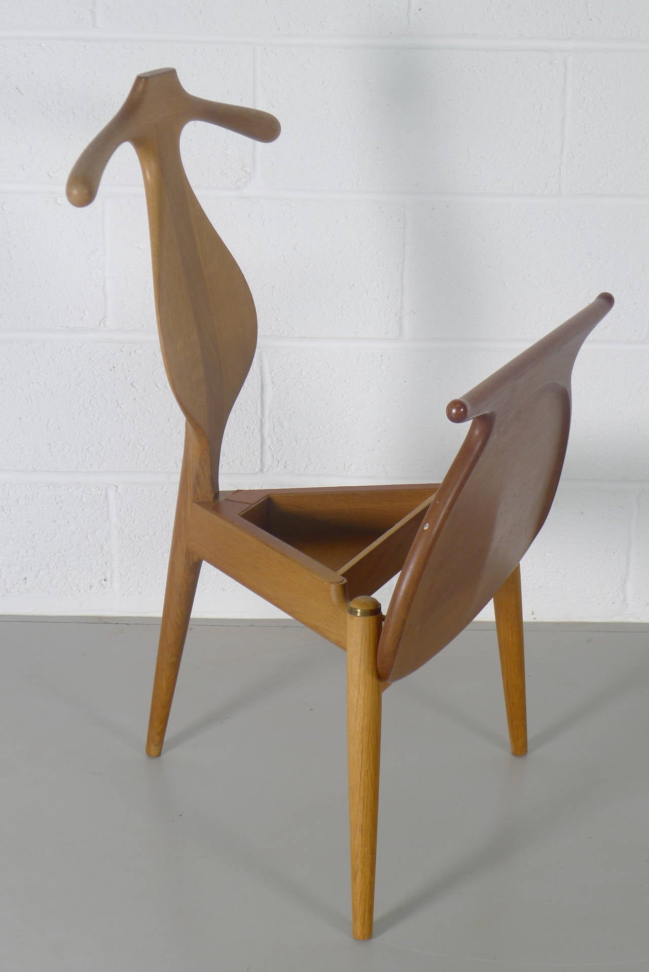 Hans Wegner pour Johannes Hansen, Danemark, 1953. Siège en teck et cadre en chêne, signé avec une marque de fabricant brasée sur le dessous. Fabuleux exemple en parfait état vintage.