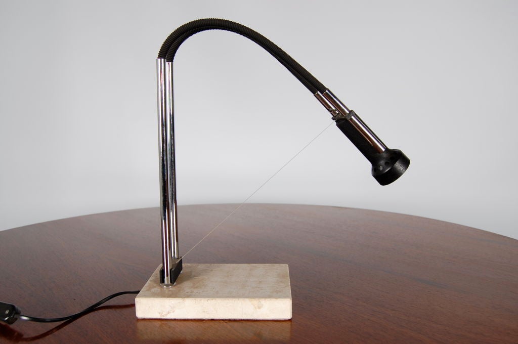 Fin des années 60 ou début des années 70, lampe de table rectangulaire Angelo Lelli pour Arredoluce.  La base en marbre supporte une paire de tubes chromés verticaux qui progressent dans un tube noir flexible, la tête de la lampe est ajustée en