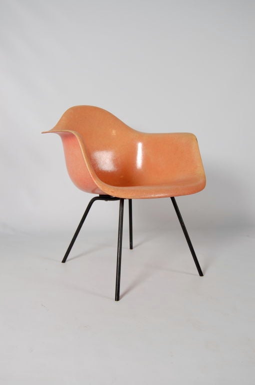 Charles Eames , circa 1951/52 Salmon Pink Armshell manufactured by Zenith plastics and retailed by Herman Miller , probably produced in the latter stages of the Zenith run . Has full Rope Edge and is sitting on a low 